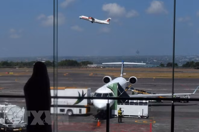 Indonesia reabre aeropuerto de Bali cerrado temporalmente por la erupción del volcan Agung ảnh 1