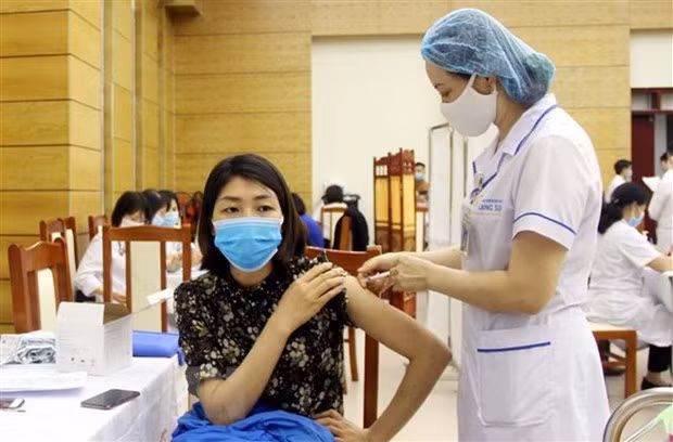 Vietnam acelera vacunación contra la epidemia de COVID-19 ảnh 1