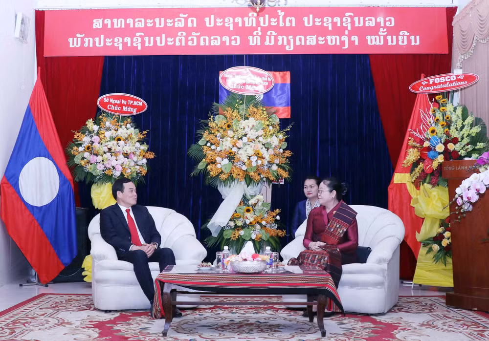 Felicitan autoridades de Ciudad Ho Chi Minh a amigos laosianos por su nuevo año ảnh 1