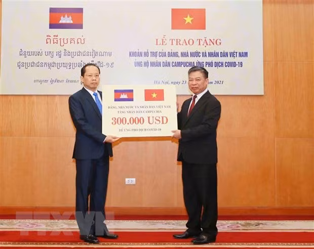 Líder camboyano aprecia solidaridad de Vietnam en medio del COVID-19 ảnh 1