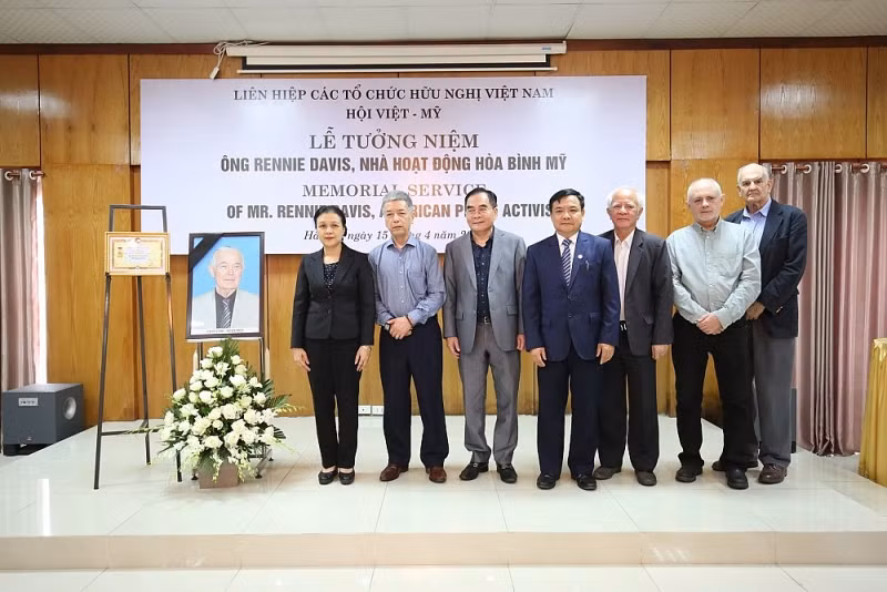 Confieren medalla conmemorativa “Por la paz y amistad entre los pueblos” a Rennie Davis ảnh 1 Confieren medalla conmemorativa “Por la paz y amistad entre los pueblos” a Rennie Davis ảnh 1