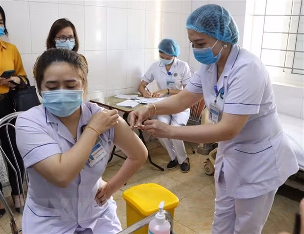 Casi 68 mil personas vacunadas contra COVID-19 en Vietnam ảnh 1