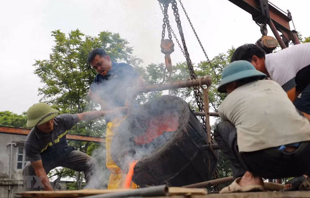 Celebran rito de fundición de tambores de bronce en saludo a elecciones parlamentarias en Vietnam ảnh 1