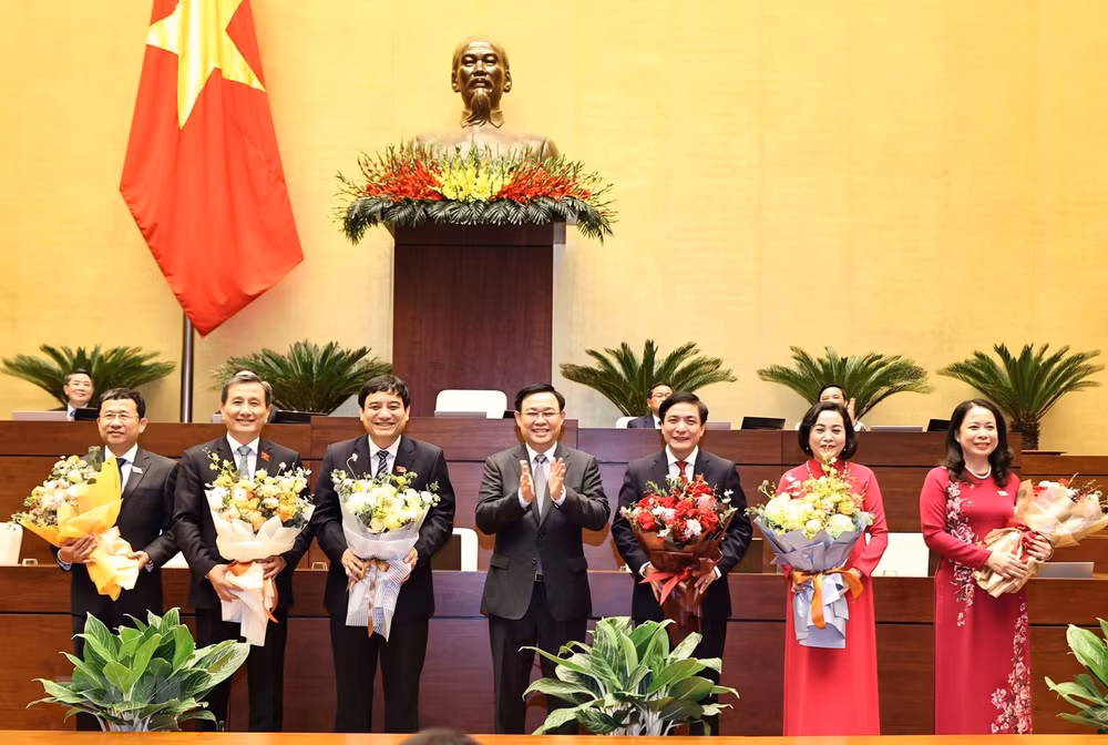 Eligen a cinco miembros del Comité Permanente del Parlamento vietnamita ảnh 1
