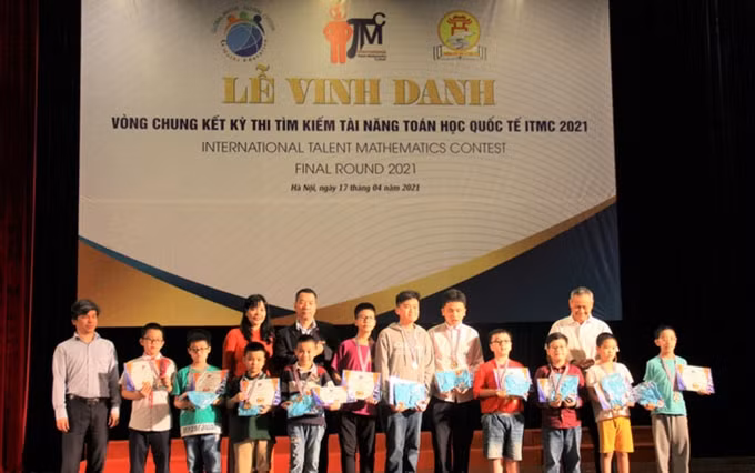 Estudiantes vietnamitas ganan 16 medallas de oro en concurso internacional de matemáticas ảnh 1