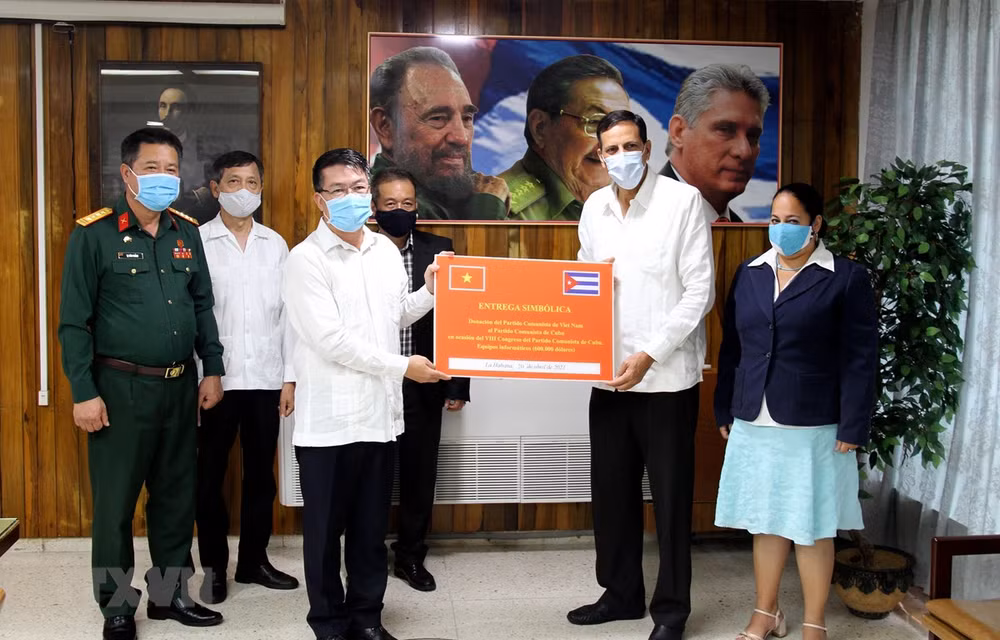 Llegan a Cuba mensaje de felicitación y obsequio de Vietnam por éxito de VIII Congreso partidista ảnh 1