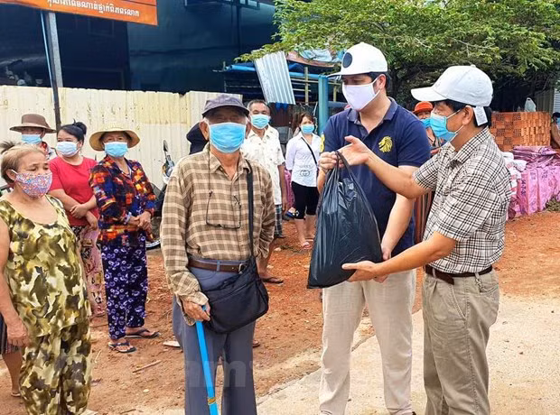 Brindan apoyo a comunidad vietnamita en Camboya en áreas bloqueadas por el COVID-19 ảnh 1