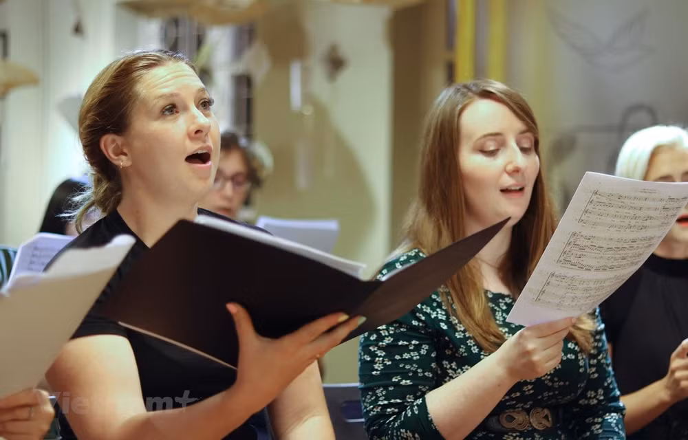 Artistas de múltiples países abrazan sus voces en el coro “Por un Hanoi que vale la pena vivir” ảnh 1 Artistas de múltiples países abrazan sus voces en el coro “Por un Hanoi que vale la pena vivir” ảnh 1