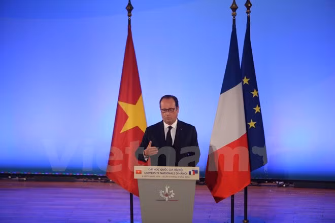 Presidente de Francia conversa con estudiantes vietnamitas ảnh 1