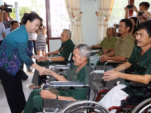 Presidenta del Parlamento vietnamita visita a personas con méritos revolucionarios ảnh 1