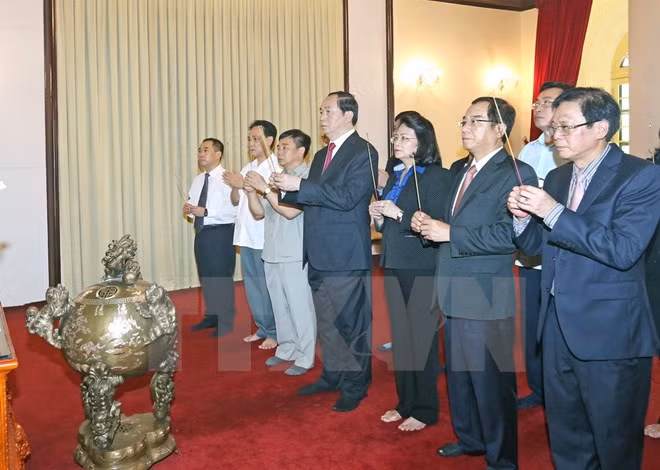 Homenajean al Presidente Ho Chi Minh por Día Nacional ảnh 1