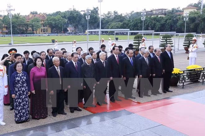 Líderes vietnamitas rinden homenaje a Ho Chi Minh y mártires ảnh 1