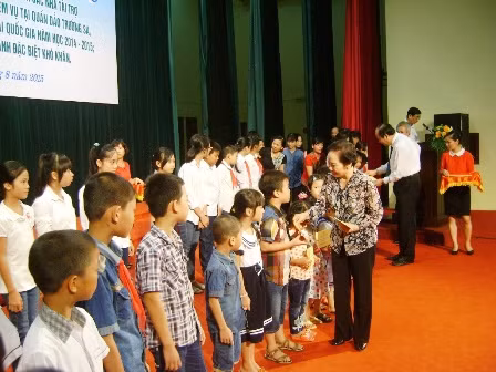Vicepresidenta concede becas a educandos pobres en Ha Nam ảnh 1