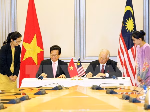 Concluye premier vietnamita visita a Malasia y Singapur ảnh 1