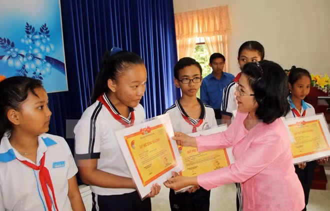 Caminata en Ciudad Ho Chi Minh por estudiantes pobres ảnh 1