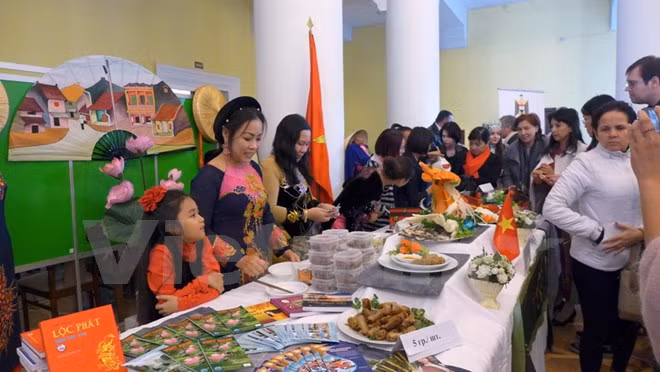 Vietnam asiste a festival asiático cultural y gastronómico en Ucrania ảnh 1