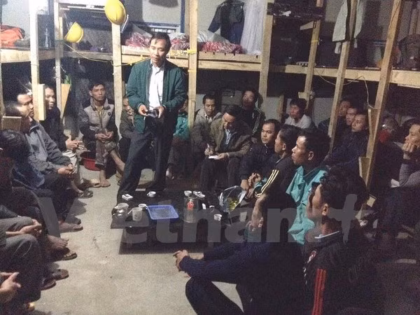 Diplomáticos vietnamitas visitan a trabajadores connacionales en Argel ảnh 1