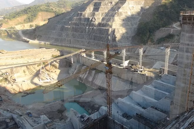 Instalan rotor de primer generador de central hidroeléctrica Lai Chau ảnh 1