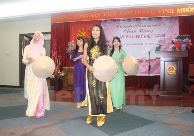  Club de Mujeres vietnamitas celebra su día en Malasia ảnh 1