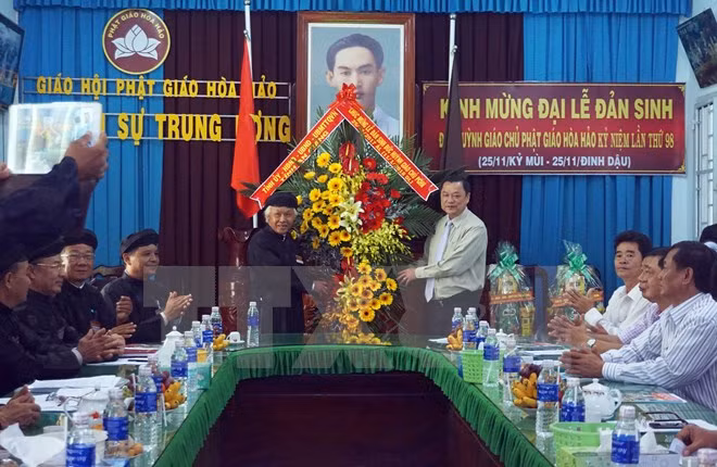 Felicitan a secta budista Hoa Hao por aniversario 98 del natalicio del fundador ảnh 1