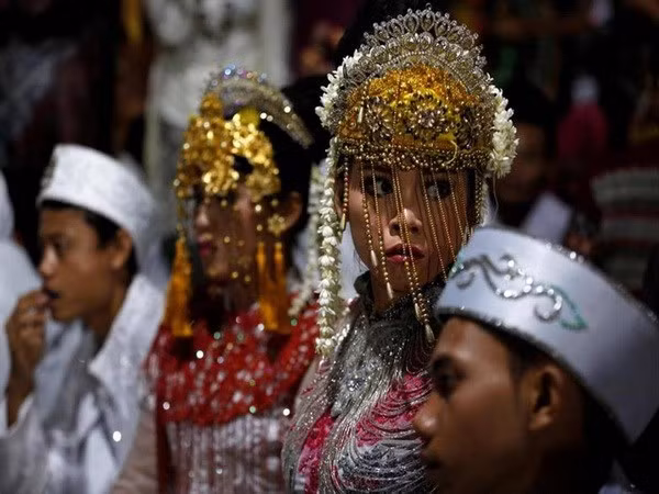 Parejas indonesias celebran Año Nuevo con boda masiva ảnh 1