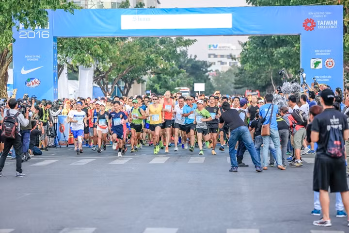 Ocho miles atletas participan en concurso internacional de maratón Ciudad Ho Chi Minh 2018 ảnh 1