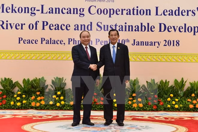Premier de Vietnam llegar a Camboya para asistir a Cumbre de Cooperación Mekong-Lancang ảnh 1