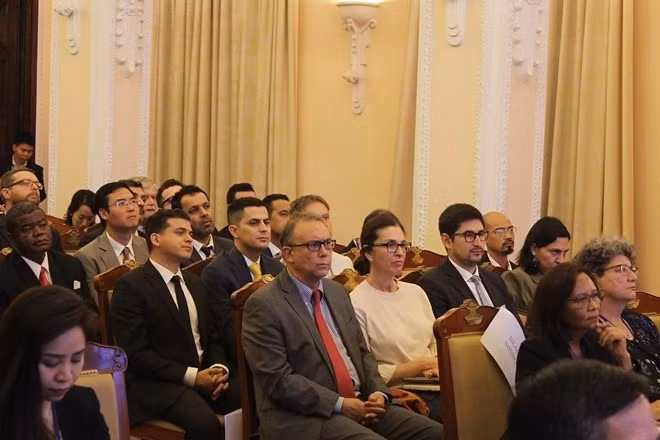Enriquecen conocimientos sobre Vietnam diplomáticos y representantes de organizaciones internacionales ảnh 1