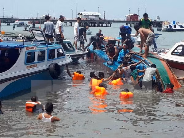 Indonesia: 13 muertos en naufragio ocurrido en Sumatra ảnh 1