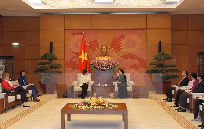 Presidenta parlamentaria de Vietnam valora política exterior de Canadá ảnh 1