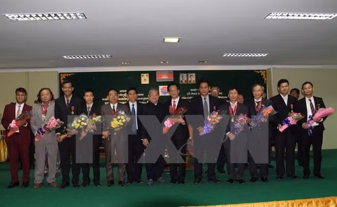 Camboya presenta orden de amistad a diplomáticos y periodistas vietnamitas ảnh 1