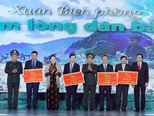 Presidenta del Parlamento: Vietnam presta especial atención a garantía de bienestar social ảnh 1