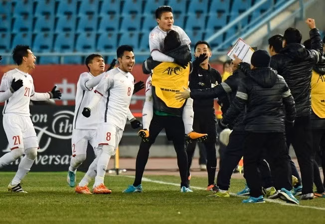 Selección sub-23 de Vietnam recibe valiosos regalos por su histórico triunfo ảnh 1