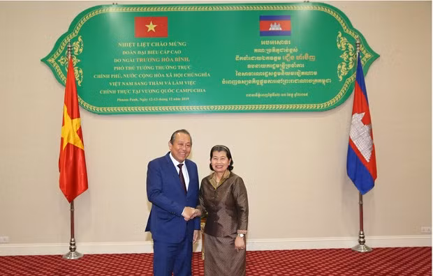 Vietnam y Camboya fijan meta de elevar comercio bilateral a cinco mil millones de dólares en 2020 ảnh 1