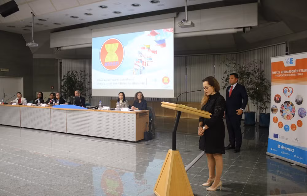 Participa Vietnam en coloquio en Praga sobre la ASEAN ảnh 1