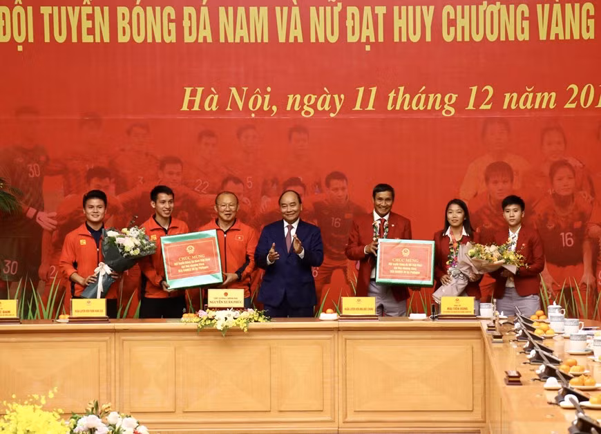 Premier de Vietnam alaba hazañas de equipos de fútbol masculino y femenino en SEA Games 30 ảnh 1