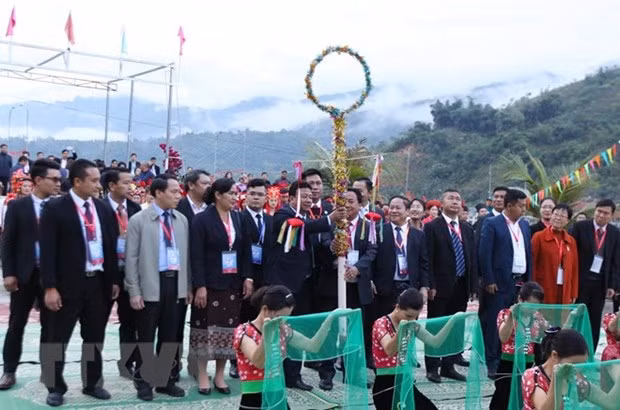 Nutrida participación en Festival tradicional de distritos fronterizos de Vietnam, Laos y China ảnh 1