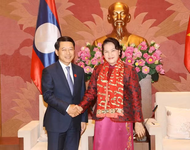 Presidenta del Parlamento vietnamita recibe al canciller laosiano ảnh 1