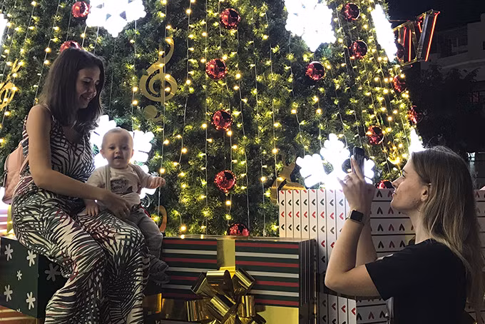 Disfrutan turistas internacionales de la Navidad 2019 en ciudad vietnamita ảnh 1