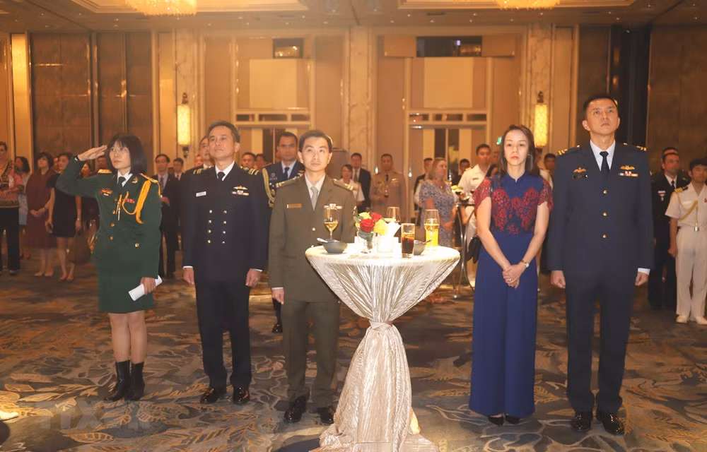 Celebran en Singapur LXXV Aniversario de fundación del Ejército de Vietnam ảnh 1