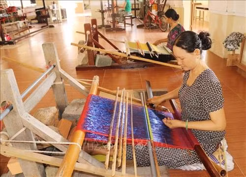 Presentan en el casco antiguo de Hanoi muestra sobre la elaboración de seda ảnh 1