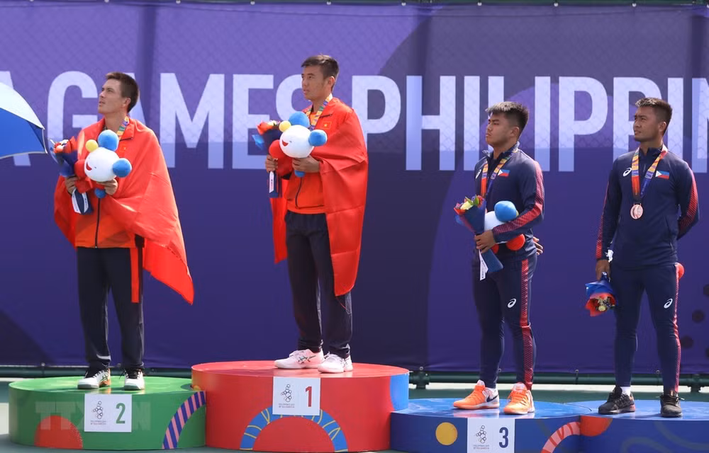 SEA Games 30: Ly Hoang Nam gana histórica medalla de oro para tenis de Vietnam ảnh 1