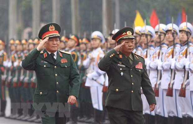Ministros de Defensa de Vietnam y Laos por contribuir al enriquecimiento de lazos binacionales ảnh 1