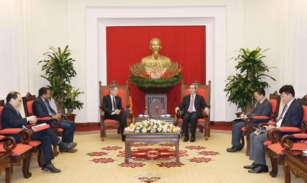 Alto funcionario partidista de Vietnam recibe a ejecutivos de Warburg Pincus y Nike ảnh 1