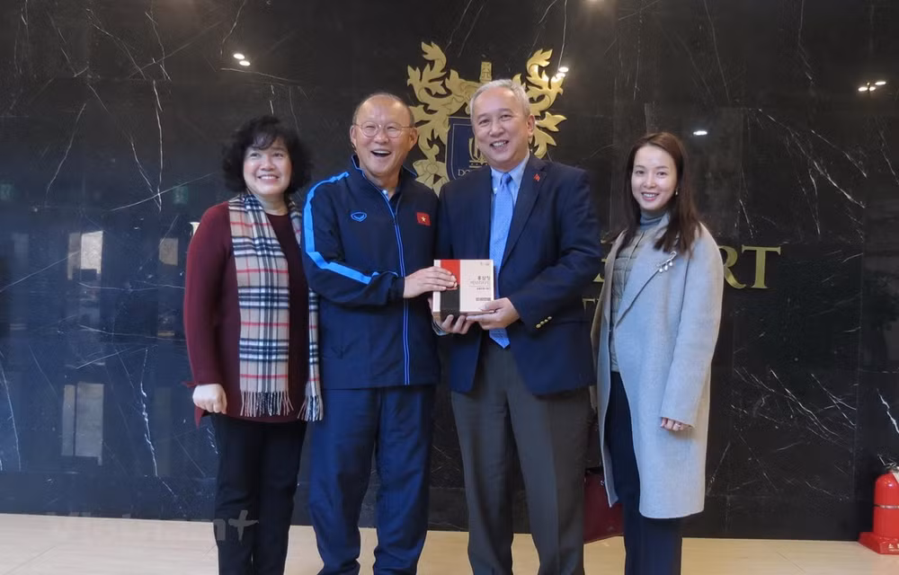 Diplomáticos en Corea del Sur felicitan al equipo sub23 de Vietnam ảnh 1
