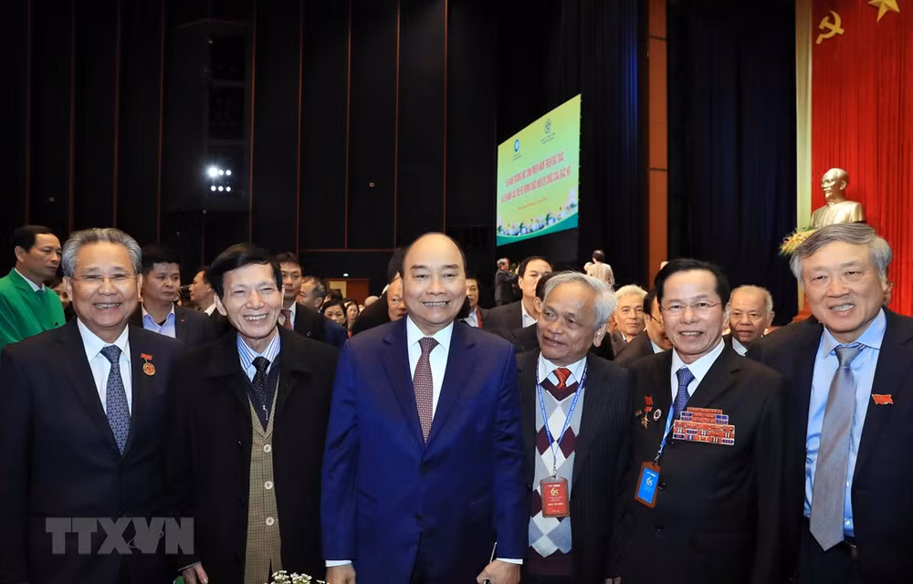 Premier de Vietnam destaca contribución de estudiantes sureños a construcción nacional ảnh 1