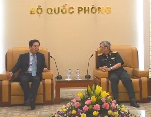 Viceministro vietnamita de Defensa recibe al embajador chino ảnh 1