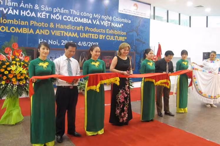 Inauguran en Vietnam exposición de fotos y artículos artesanales de Colombia ảnh 1