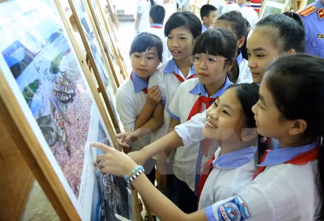 Exposición de fotos resalta figuras destacadas de campaña sobre ejemplo moral de Ho Chi Minh ảnh 1