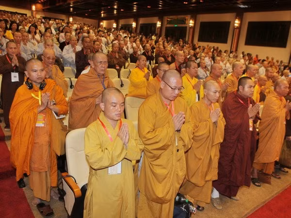Líderes vietnamitas felicitan a fieles budistas en el Día de Vesak ảnh 1
